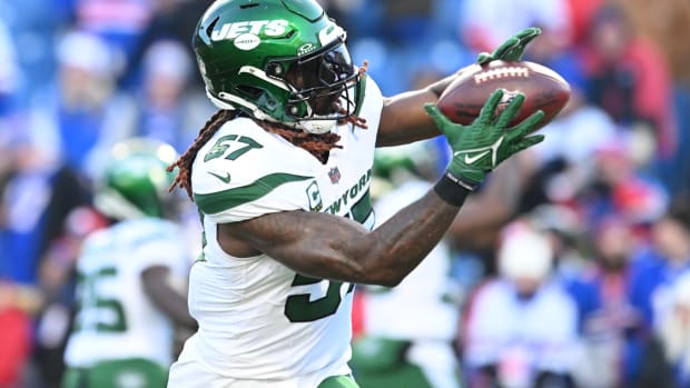 Jets' LB CJ Mosley warms up at Buffalo